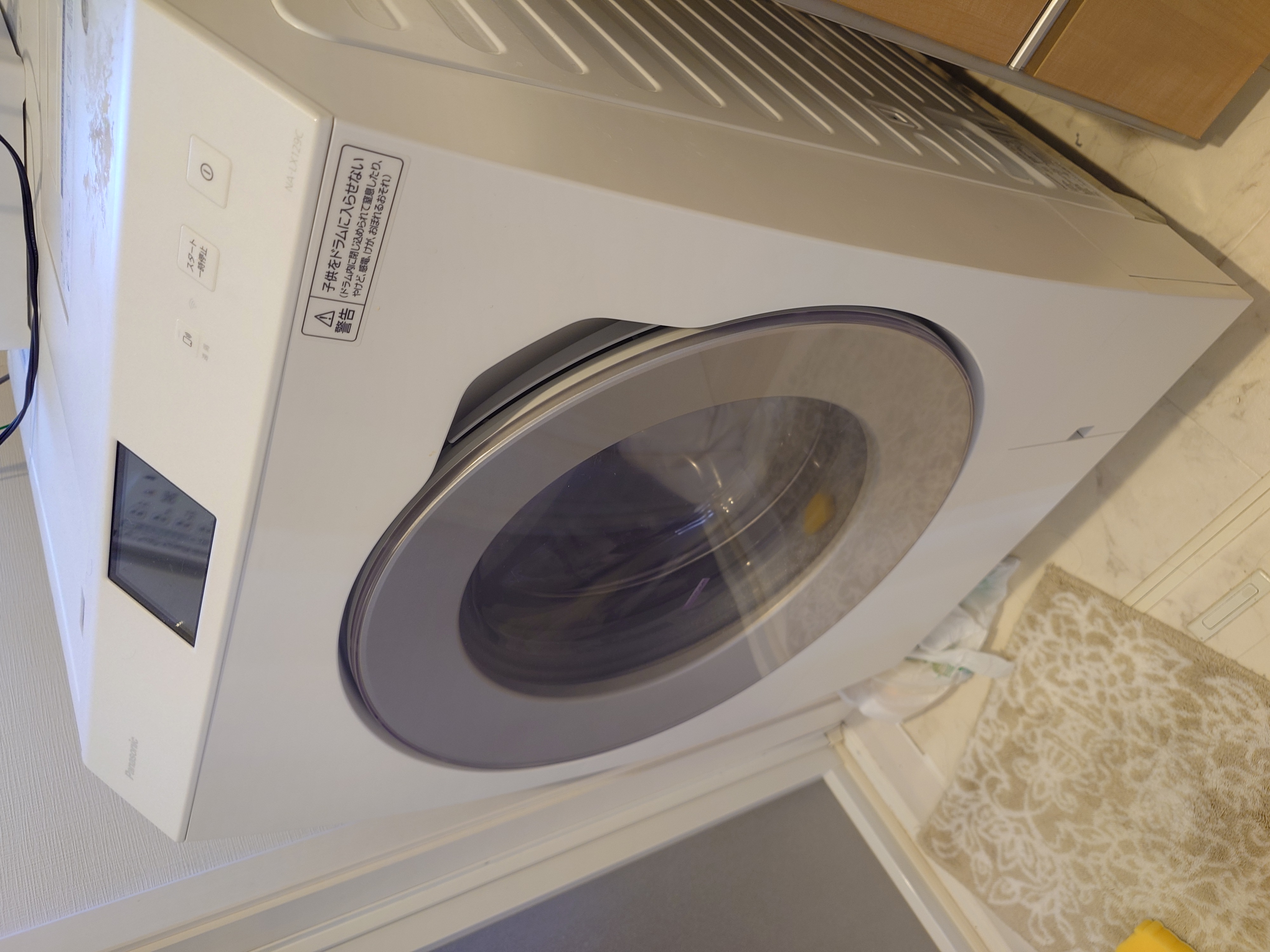 自宅で使用中のパナソニック NA-LX129C ドラム式洗濯機（斜めから）