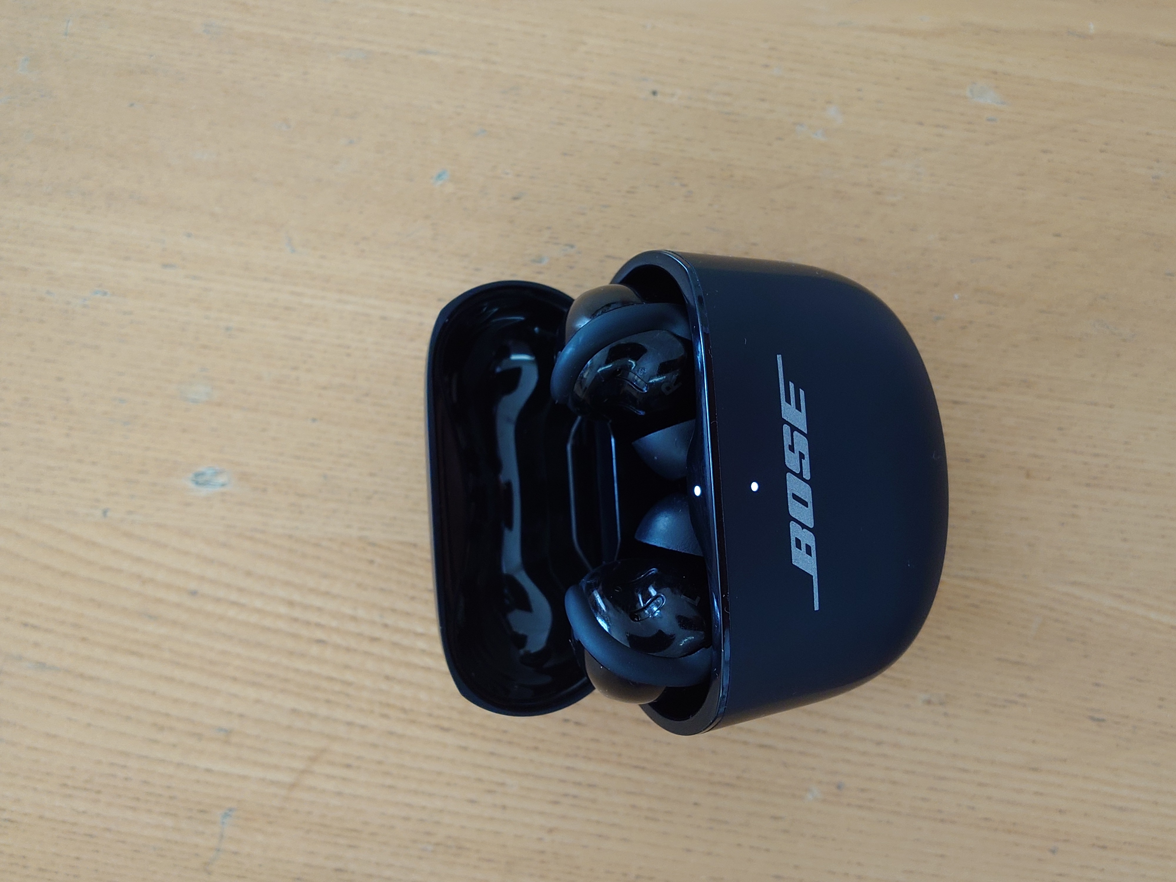 Bose QC Ultra Earbuds 充電ケース 開いた状態