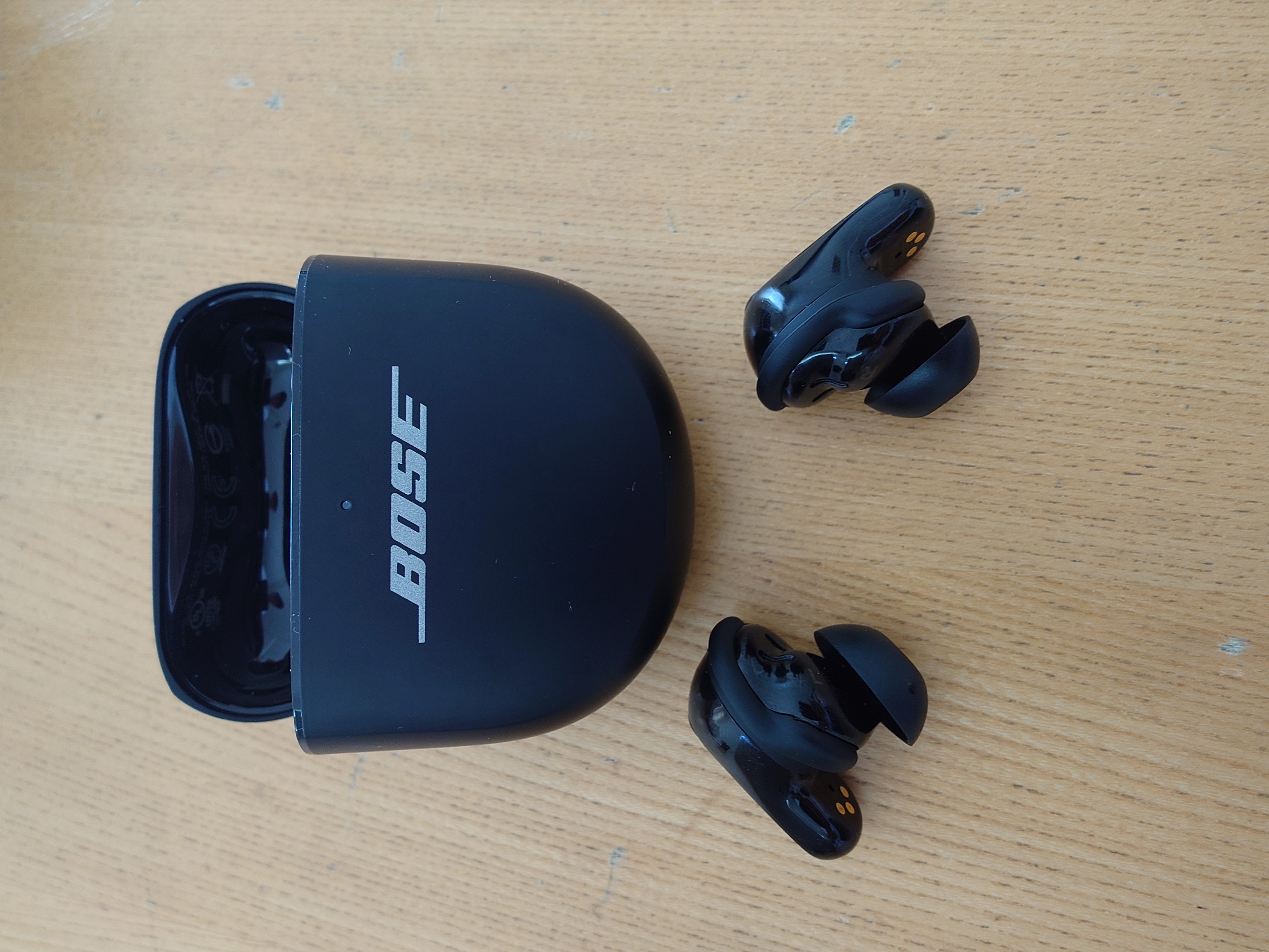 Bose QC Ultra Earbuds 2nd GEN イヤホン本体とケース
