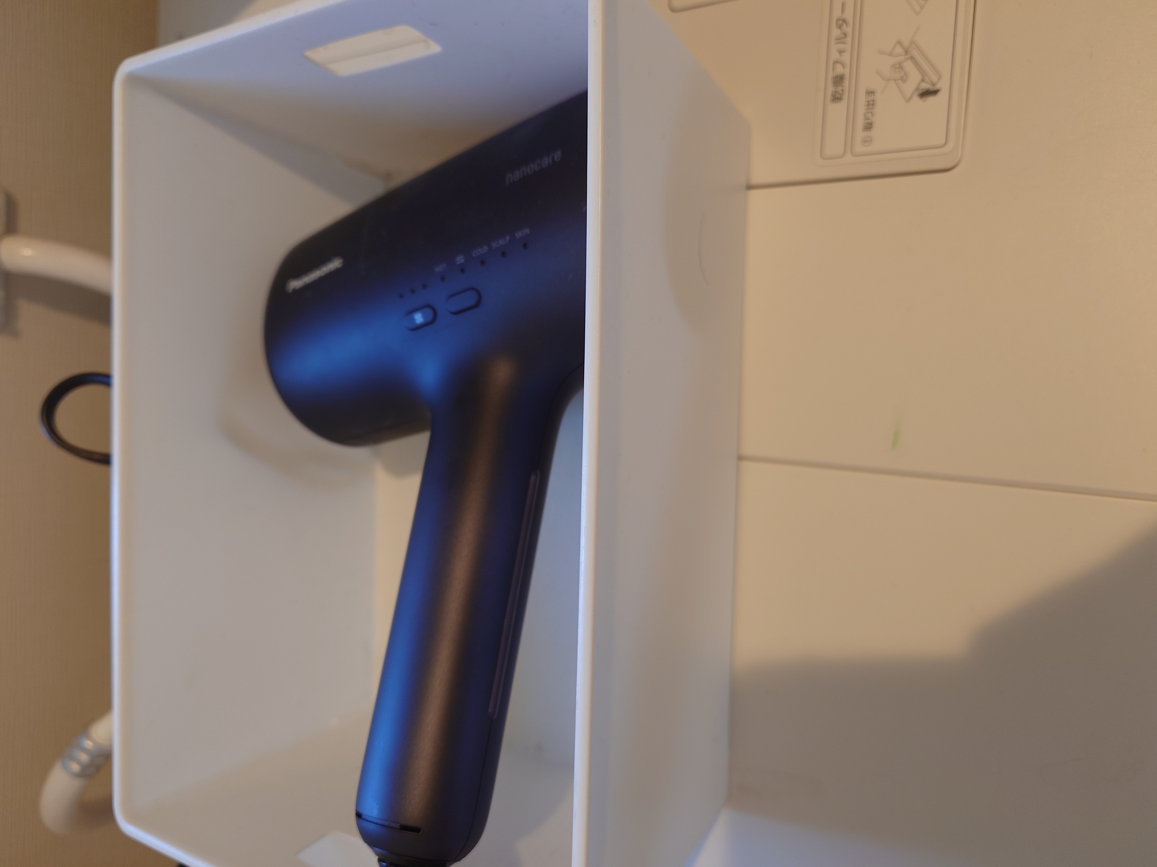 洗濯機の上の収納ボックスに置いたPanasonic nanocareドライヤー